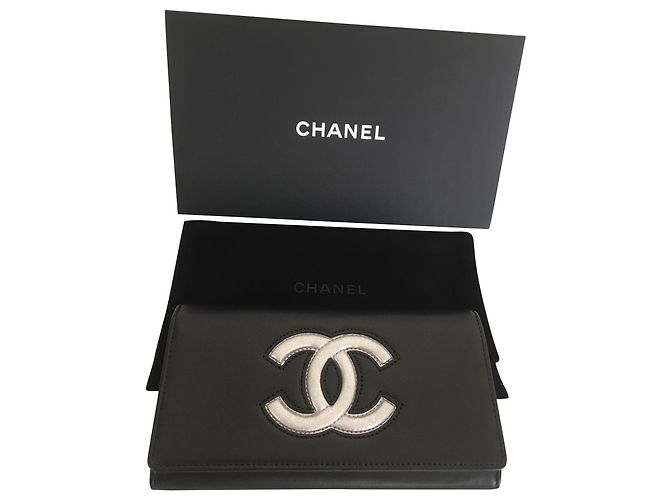 Trendy CC Chanel Large wallet with snap button Black Silvery