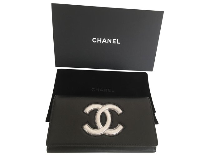 Trendy CC Chanel Große Brieftasche mit Druckknopf Schwarz Silber Leder  ref.212426