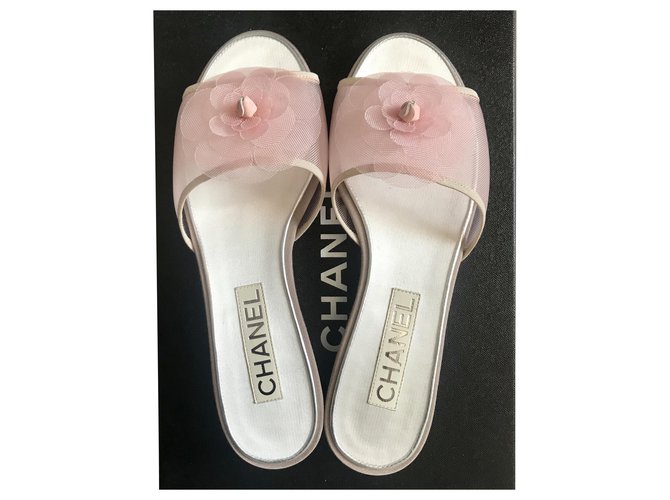 Chanel Pastellrosa Kamelien Pantoletten Pink Synthetisch  ref.213615