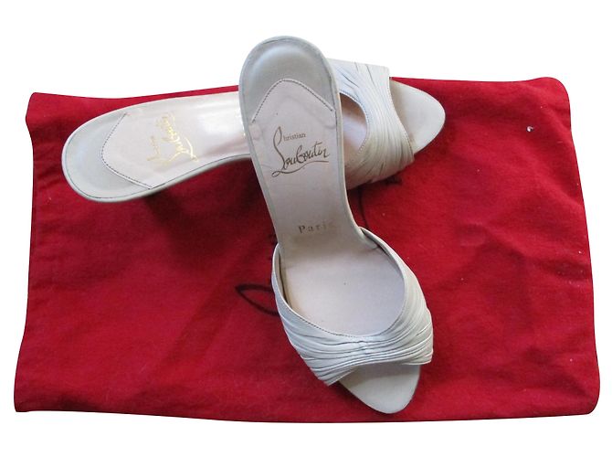 Christian Louboutin Beige leather mules, Pointure 36.