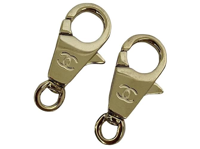 2 Charms de bolsa de mosquetão de ouro da Chanel Logos Gold hardware Metal  ref.214708