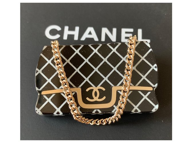 Chanel Schwarz / Weiß / Gold Resin Classic Flap Bag Brosche Pin Harz  ref.215203