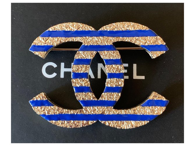 Chanel Large La Pausa CC Logo Blue Strips Metal Brooch Pin ref.215218 -  Joli Closet