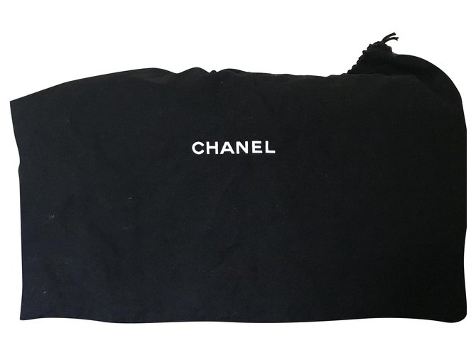 Timeless Chanel Handtaschen Schwarz Leder  ref.215682