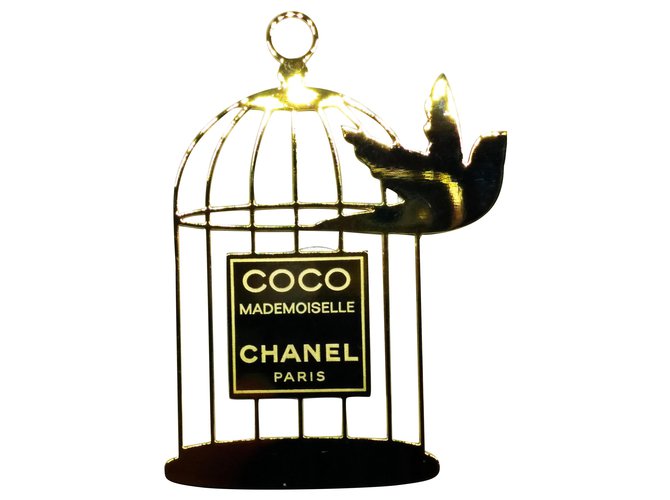 Chanel Alfinetes e broches Dourado Metal  ref.215733