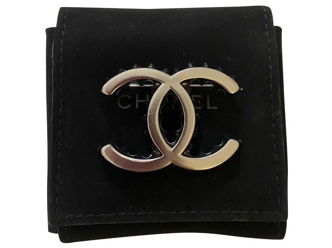 Chanel brooch - Shopping Center Silvery Metal  ref.216608