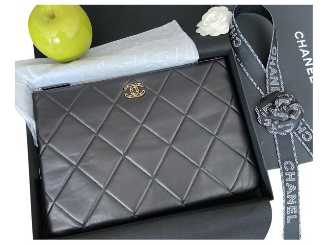 Large XL Chanel clutch Black Leather ref.115332 - Joli Closet