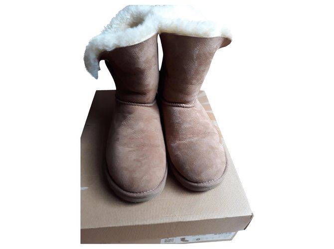 ugg bailey button beige