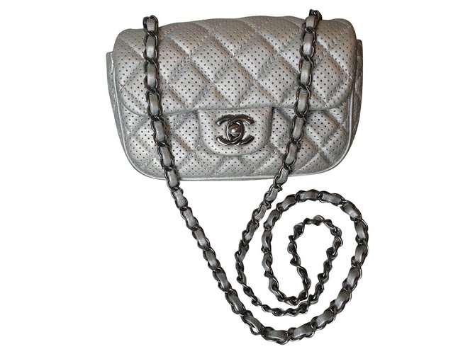 Timeless Chanel Silvery Leather  ref.218182