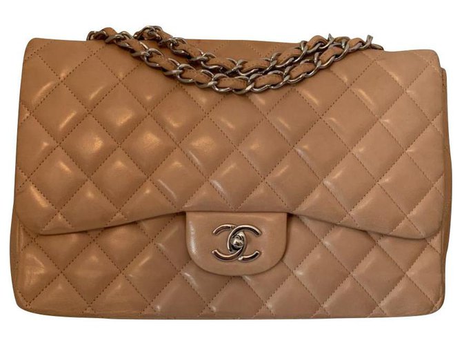 Timeless Chanel Bege Couro  ref.219173