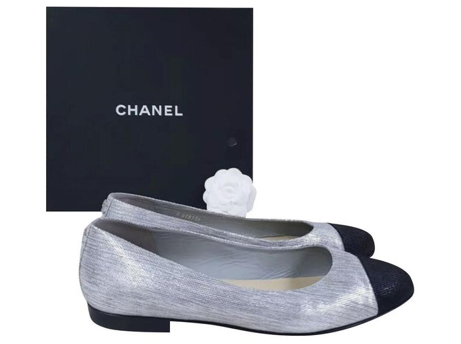 Chanel Satin CC Logo Bailarinas Zapatos Sz 40,5 Plata Satén  ref.219355