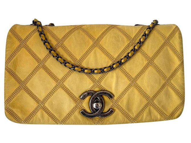 Timeless Chanel Amarelo Couro  ref.219405