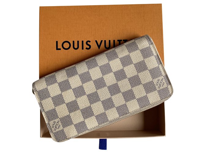 Carteira Louis Vuitton Zippy Branco Bege Fora de branco Couro  ref.221268