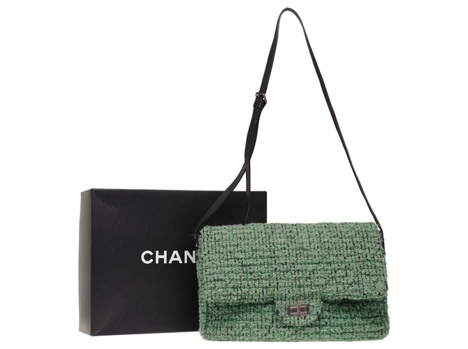 Grand Sac Chanel 2.55 en Tweed vert, bandoulière en cuir noir, garniture en métal argenté  ref.221337