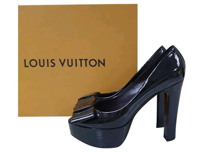 Christian Louboutin Louis Vuitton Amarante Monogram Vernis True Peep Toe Pumps Sz. 37,5 Preto Couro  ref.221523