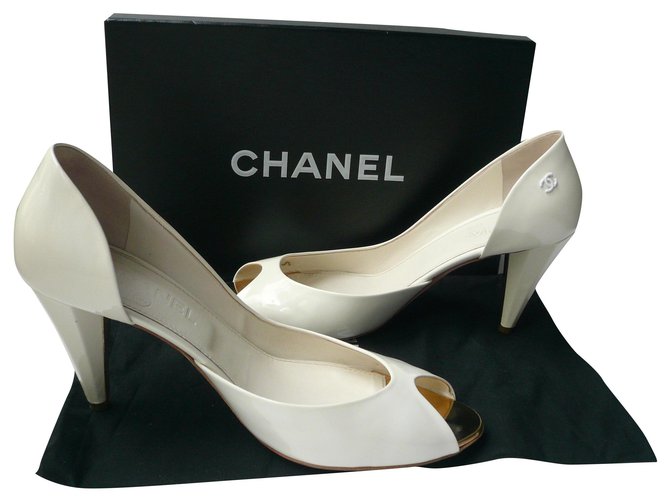 CHANEL White patent leather pumps T39 IT  ref.221755