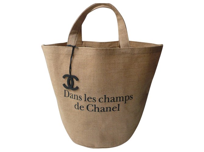CHANEL New “In the Fields” fashion show collector bag LARGE MODEL Beige  Cloth ref.221961 - Joli Closet