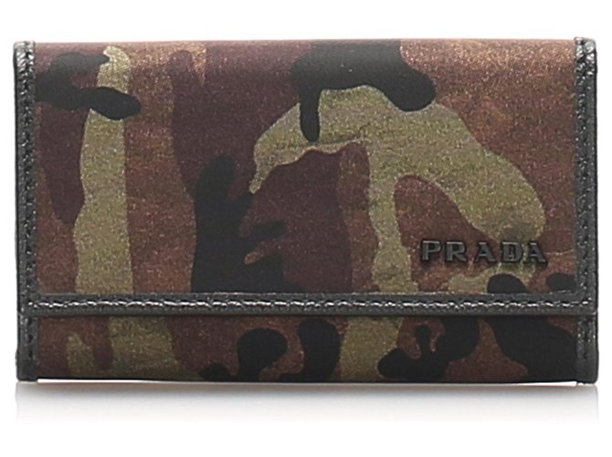 Porta-chaves de camuflagem Prada Brown Tessuto Marrom Multicor Caqui Couro Bezerro-como bezerro Nylon Pano  ref.222532