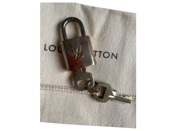 Louis Vuitton Schloss und Schlüssel Gold hardware Metall  ref.222712