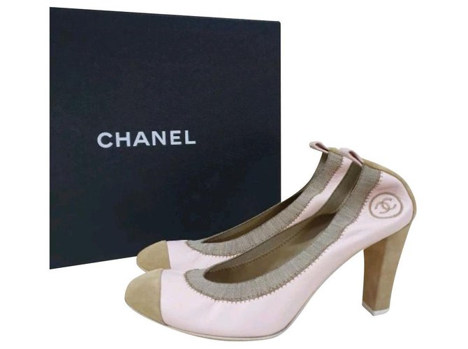 Chanel Bege Camurça Couro Pumps Salto Sapatos Sz 38,5 Suécia  ref.223493