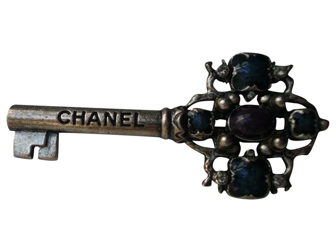 CHANEL Paris Cosmopolitan Crafts Key Brooch Azul Metal  ref.223800