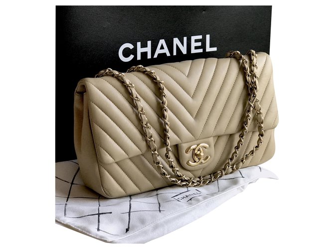 Timeless Chanel Bolso clásico con solapa con caja , bolsa de polvo de chevron limitada Beige Cuero  ref.223931