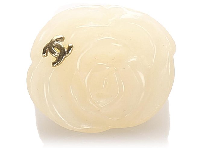 Chanel White Camellia Ring Bianco D'oro Crudo Plastica Resina  ref.224634