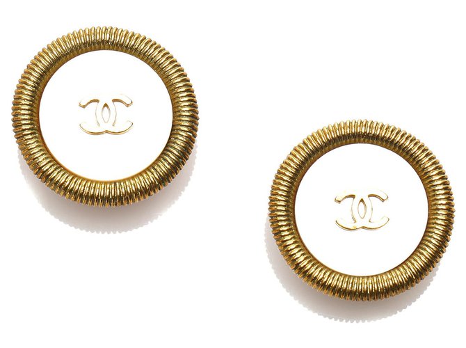 Chanel White CC Clip On Earrings Golden Metal  ref.224996