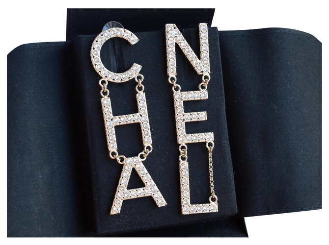 Boucles d’oreilles Chanel logo « CHA NEL » Métal Argenté Doré  ref.225221