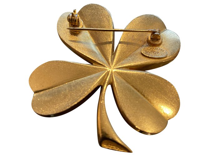 Chanel Pins & brooches Golden Metal  ref.225332