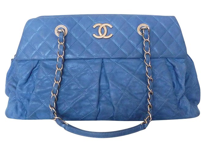 CHANEL Iridescent calf leather Chic Quilt Bowling bag Light blue  ref.225345