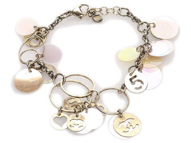 Bracelet à breloques multiples en or Chanel Métal Multicolore Doré  ref.225583