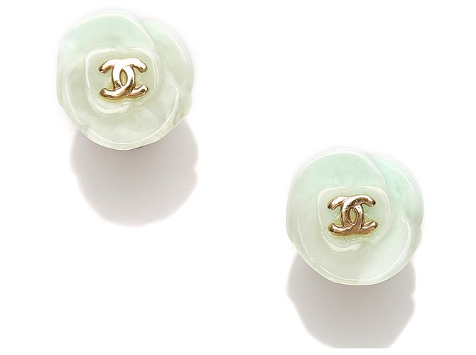 Boucles d'oreilles Chanel CC Camellia Blanc Métal Plastique Résine Doré  ref.225643