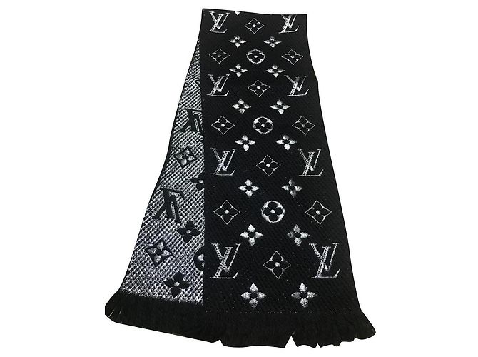 Louis Vuitton La logomania risplende di nero