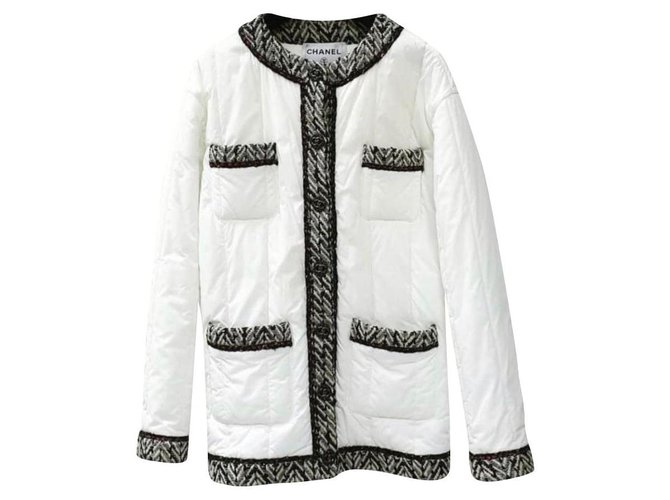 Chanel 18Ein weißer schwarzer Tweed Quilt Puffer Jackenmantel Polyamid  ref.226099