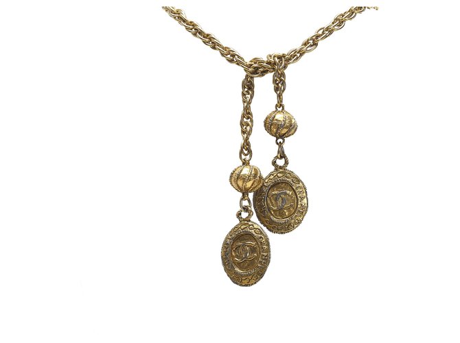 Collier pendentif Chanel Or CC Métal Doré  ref.226354