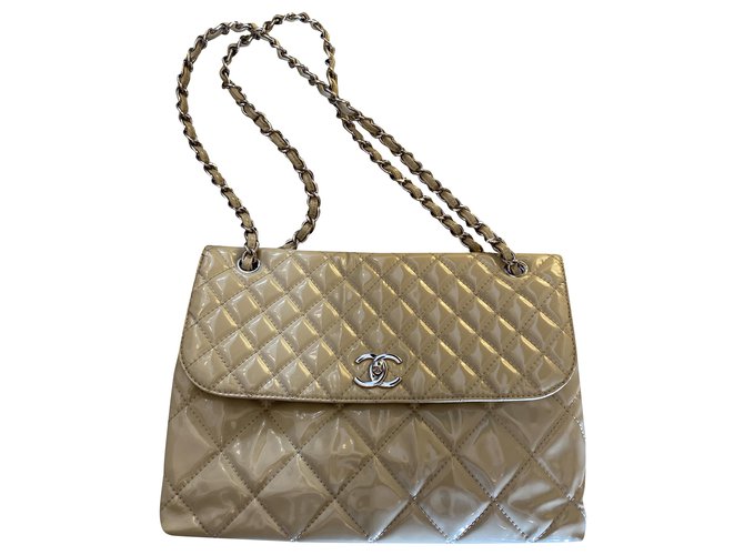 Classique Chanel Timeless Cuir vernis Beige  ref.226429