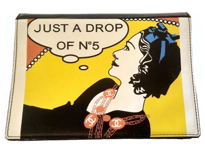 Clutch Chanel de charol negro