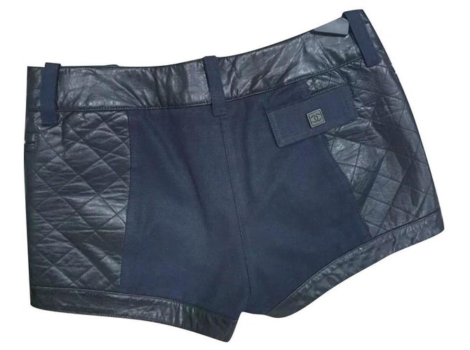 Pantalones cortos de poliéster azul marino de cuero negro Chanel Sz 38 Multicolor  ref.227167
