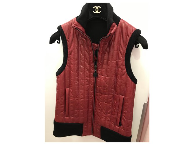 Chanel ärmellose Strickjacke Rot Leder  ref.227894