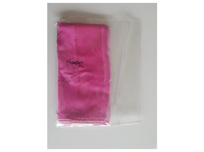 Yves Saint Laurent Glamour LUXE 102cms  x 102 cm SOIE Shawl Pink Silk  ref.228138