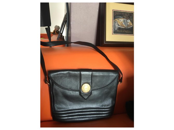Yves Saint Laurent Handbags Black Leather  ref.228454
