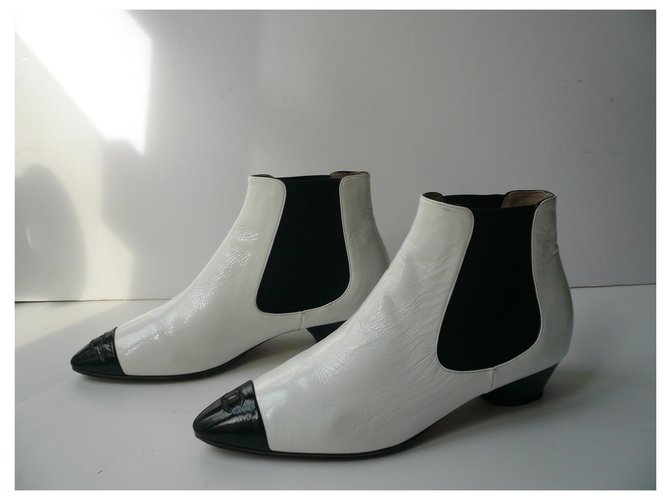 CHANEL Stivaletti in vernice bicolore bianca e nera40 IT Bianco Pelle  verniciata ref.228543 - Joli Closet