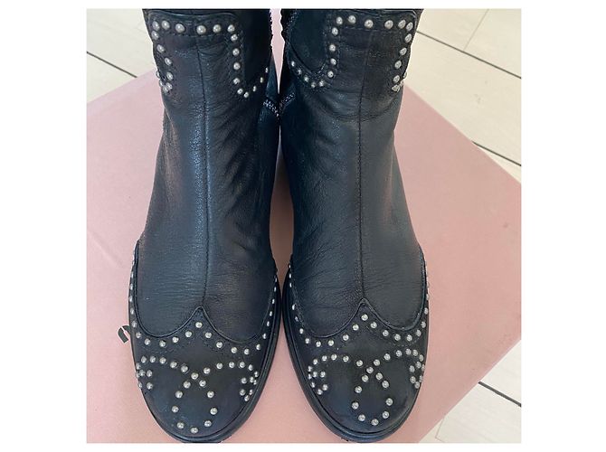 Botas de piel negras Miu Miu con decoración de metal Negro