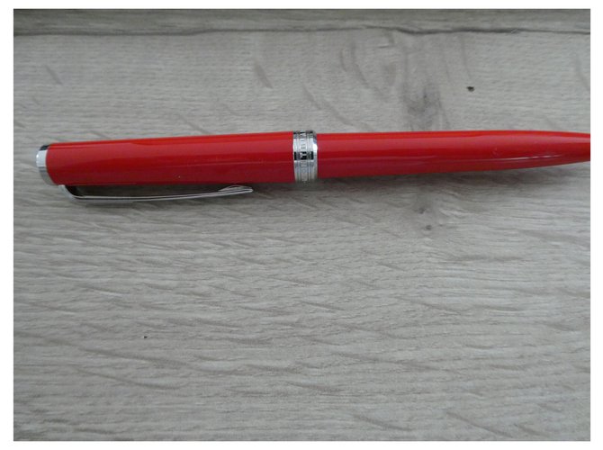 stylo a bille pix montblanc neuf jamais servi avec sa boite Rouge  ref.229132