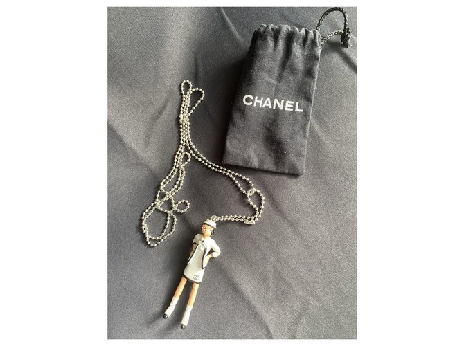 Chanel Colares longos Preto Branco Plástico  ref.229149