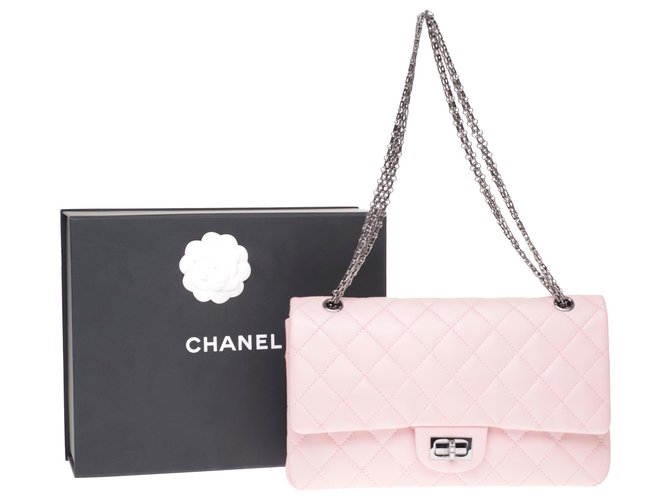 2.55 Esplêndida bolsa de aba forrada jumbo da Chanel em couro rosa acolchoado, Garniture en métal argenté  ref.229432
