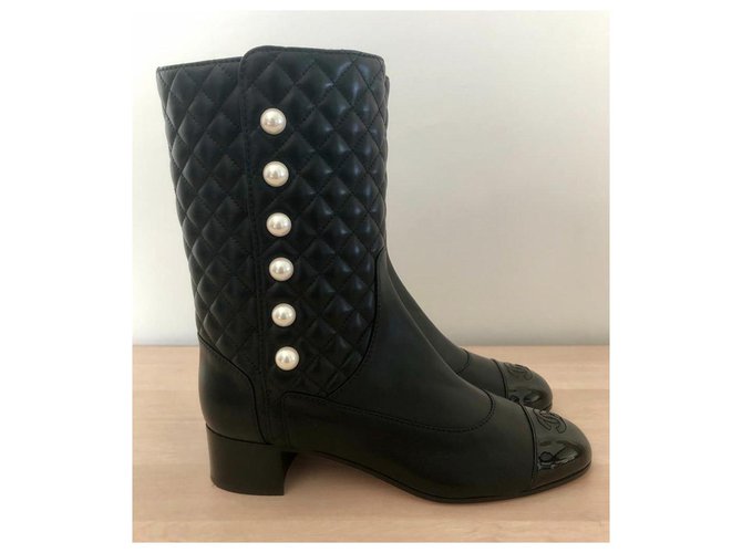 Chanel boots in black leather  ref.229473