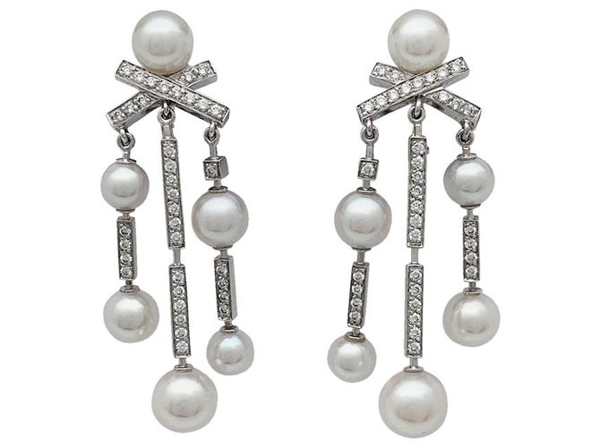 Boucles d'oreilles Chanel modèle "Matelassé" en or blanc, diamants et perles.  ref.229589
