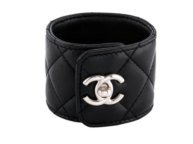 Bracelet manchette en cuir noir matelassé Chanel  ref.230982